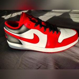 THE AIR JORDAN 1 LOW men size 10